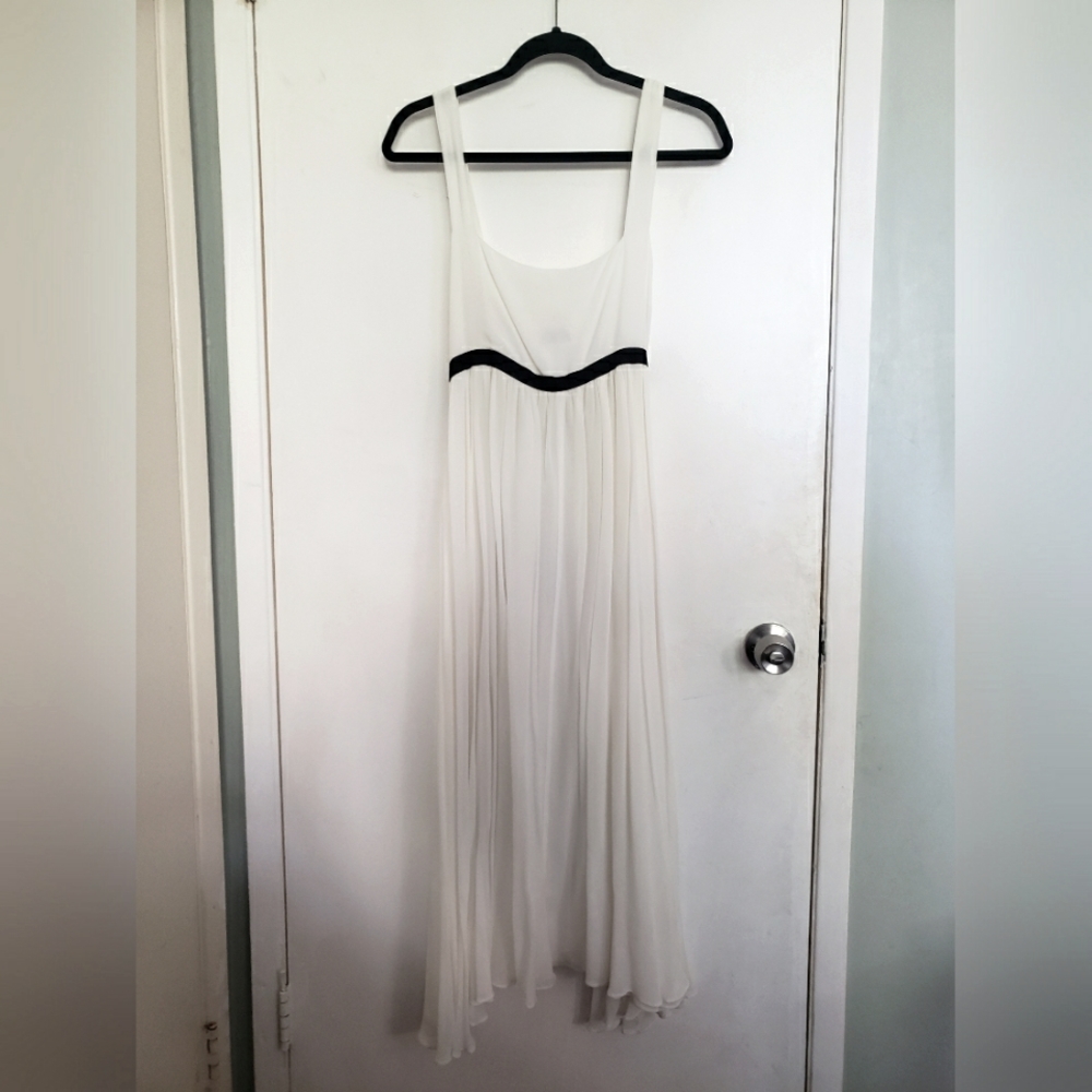 NWOT Zara White Dress (Size Medium-Large)